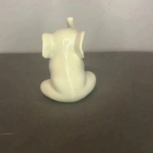 Adorable Lennox elephant with Gold Feet - Picture 3 of 4